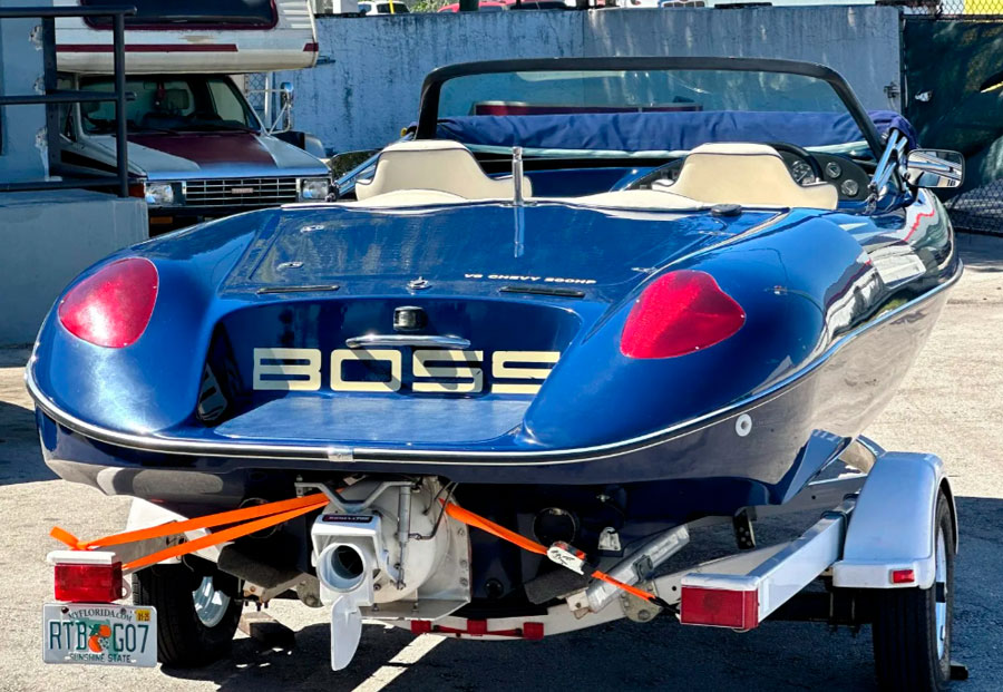 Speedboot gebaseerd op Fiat 850 Spider